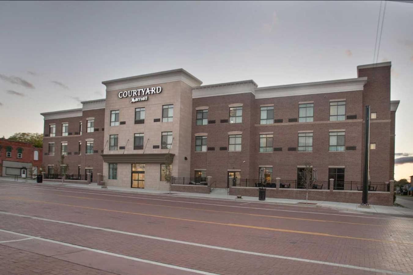 Courtyard By Marriott Albion Hotel Exterior photo